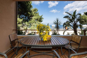 Villa nel verde sul mare, Mondello, Palermo